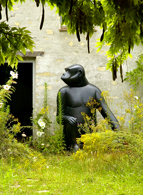 Since 1967, Les Lalanne have made their home and studio on a farm outside Paris where such works as Francois-Xavier's bronze ITALSinge Avise (Trés Grand),ITAL 2008, live happily.