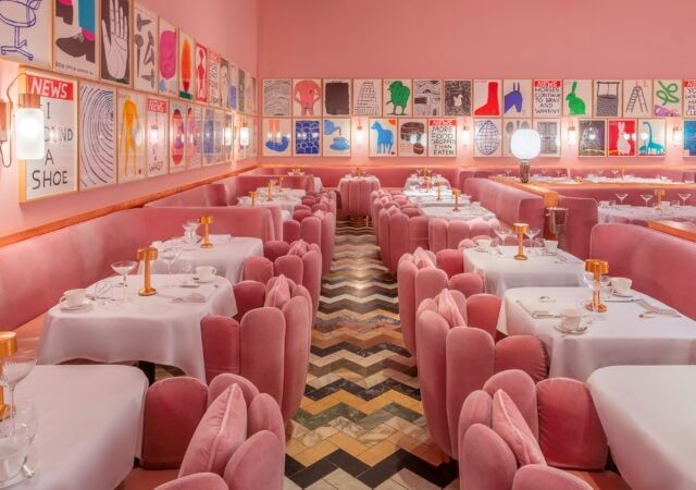 featured image for post: Les fauteuils roses emblématiques du restaurant londonien Sketch sont désormais proposés aux enchères sur 1stDibs