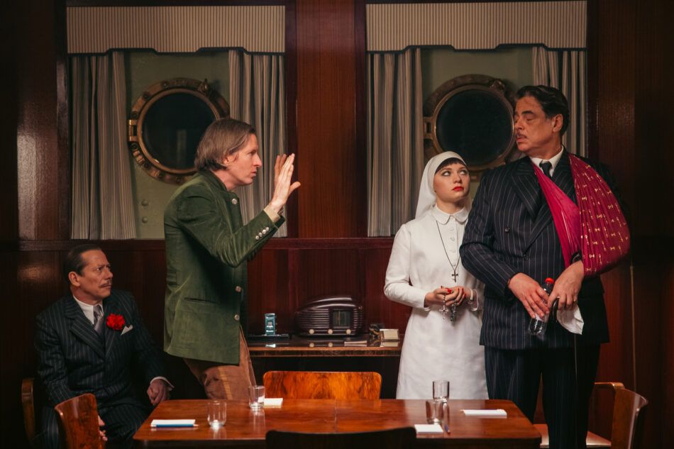 Wes Anderson am Set von The Phoenician Scheme mit den Schauspielern Mathieu Amalric, Mia Threapleton und Benicio del Toro