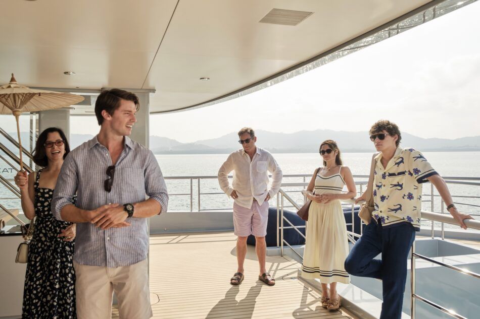 Die Familie White Lotus Ratliff steht auf einem Boot  