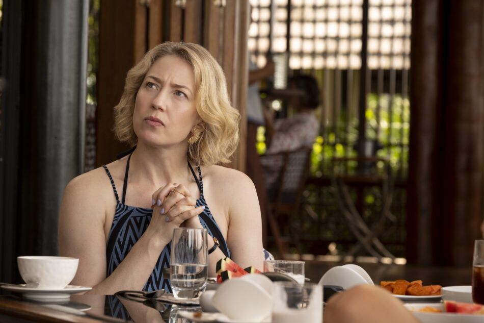 Carrie Coon sitzt beim Frühstück und trägt eine Cartier Uhr mit schwarzem Armband