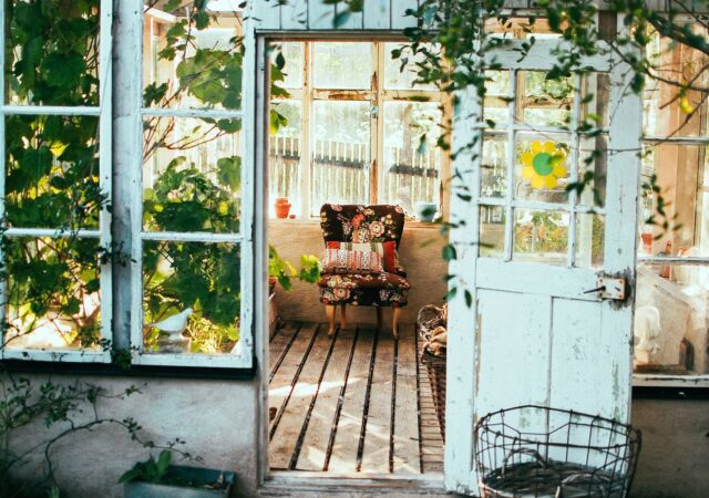 featured image for post: 11 Tips for Turning a Shed into the Perfect Backyard Office