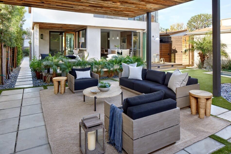 patio avec coin salon et tapis en jute