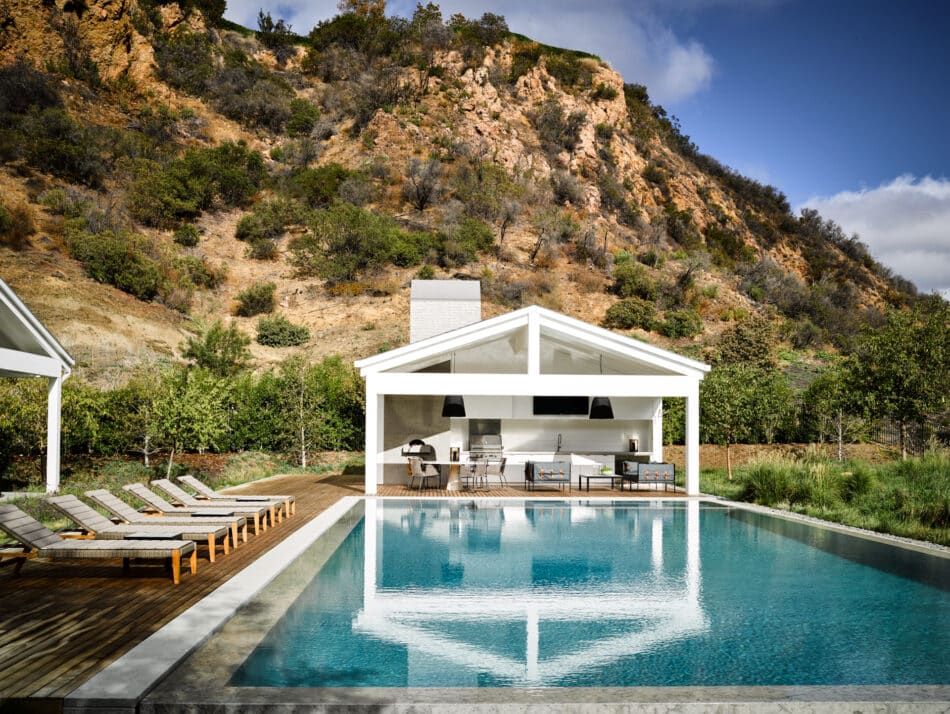 Pool house à Thousand Oaks, Californie, par NICOLEHOLLIS