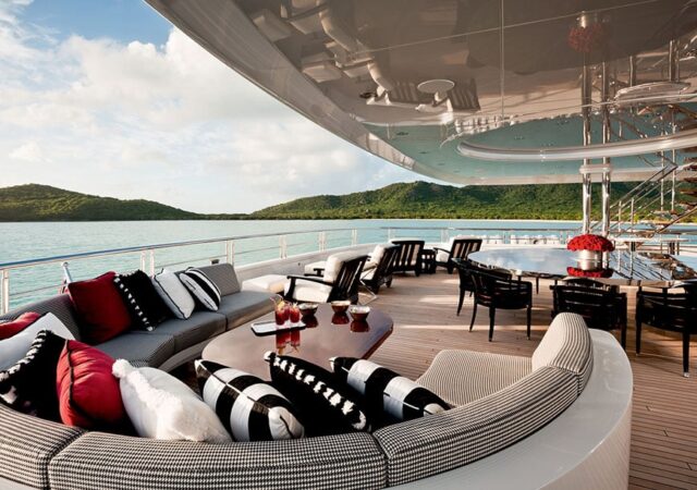 featured image for post: 14 Yachts and Sailboats with Spectacular Style