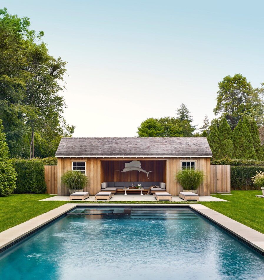 Pool house en bois de Dan Scotti, orné d'une sculpture de poisson