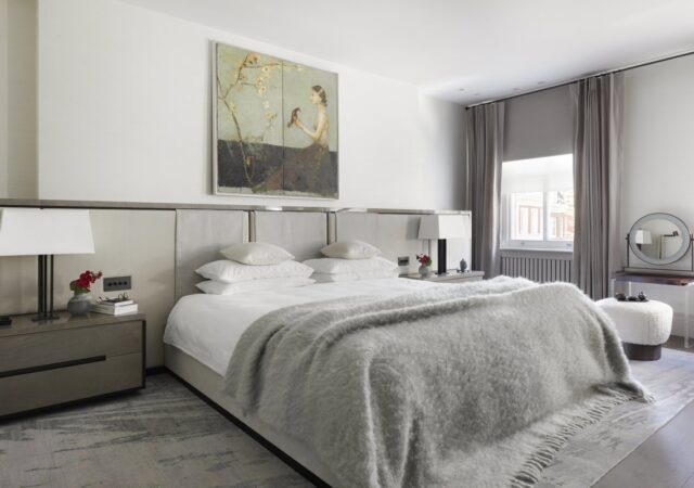 featured image for post: 22 Soothing Gray Bedrooms