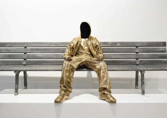 featured image for post: To Make This Bronze Sculpture, Huang Yulong Completely Lost Himself