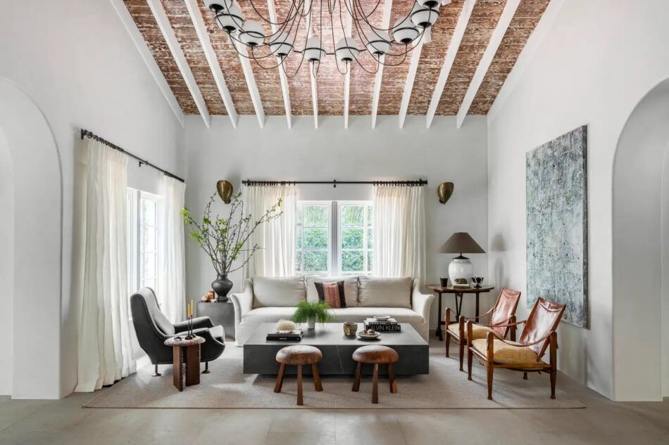 Von Collarte Interiors gestaltetes Wohnzimmer einer mediterran gehaltenen Villa in Miami