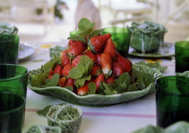 featured image for post: Cabbage Ware Is Trending, So It’s Time to Set the Table Like a Hostess in a Slim Aarons Photo