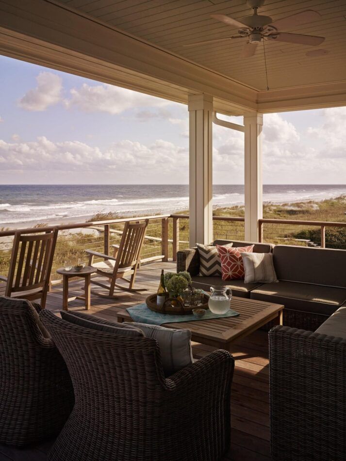 patio avec rocking chairs et vue sur la plage