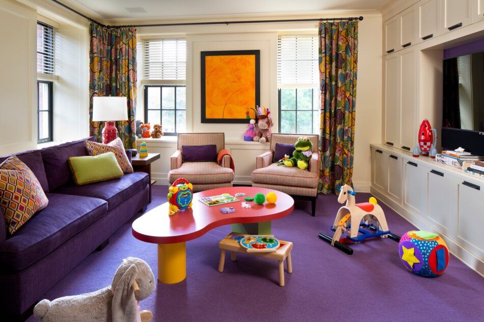 une salle de jeux pour enfants avec une moquette violette