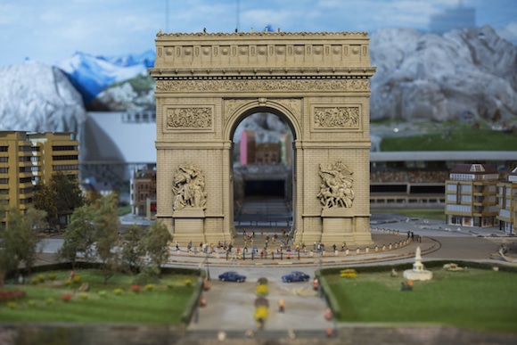 featured image for post: Miniature Versions of the World’s Cities Are in Times Square