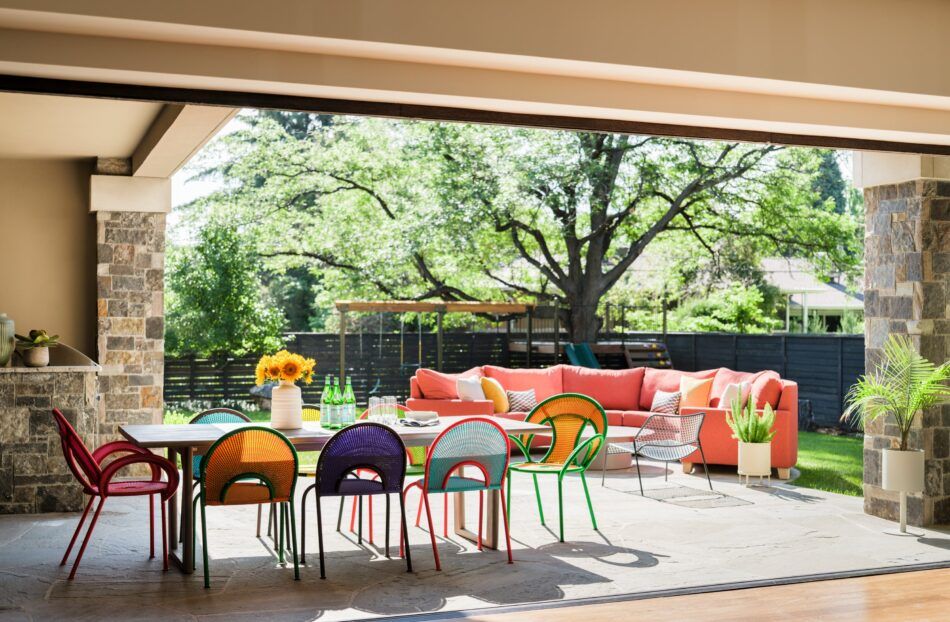 patio avec table et chaises colorées