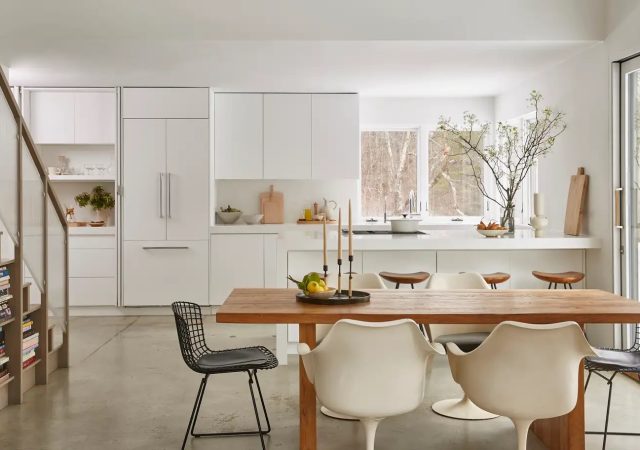 featured image for post: How Top Designers Are Using Mid-Century Chairs in Today’s Interiors