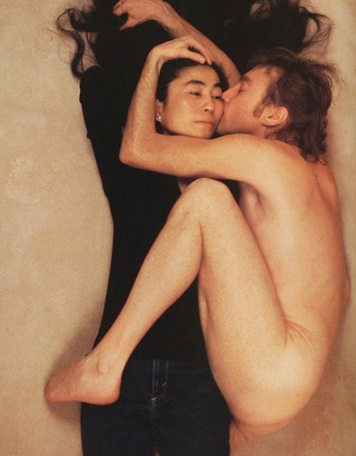 Les grands photographes John-Lennon-Yoko-Ono-Annie-Leibovitz