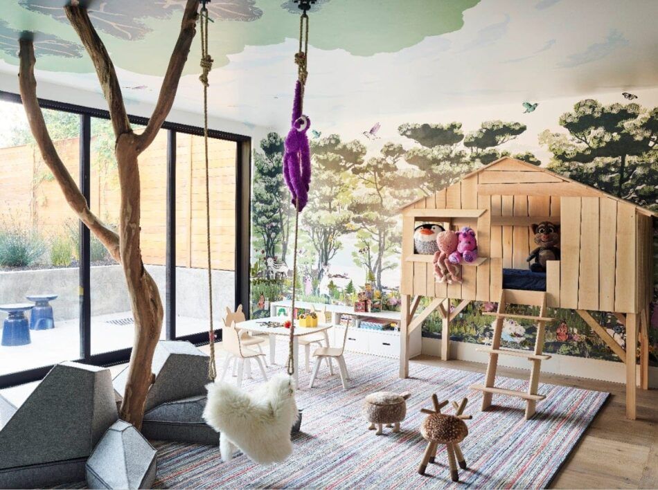 une salle de jeux pour enfants avec un lit en mezzanine