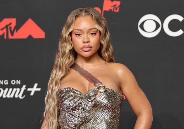 featured image for post: At the VMAs, Stars Dazzled in Vintage Fashion