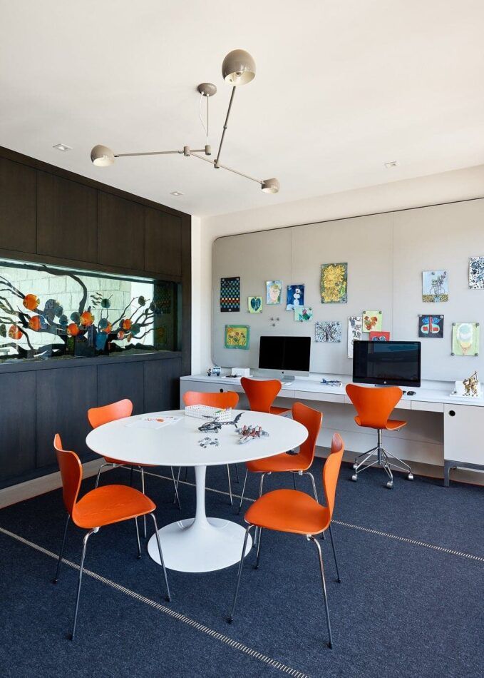 salle de jeux aux chaises orange, dans la Silicon Valley