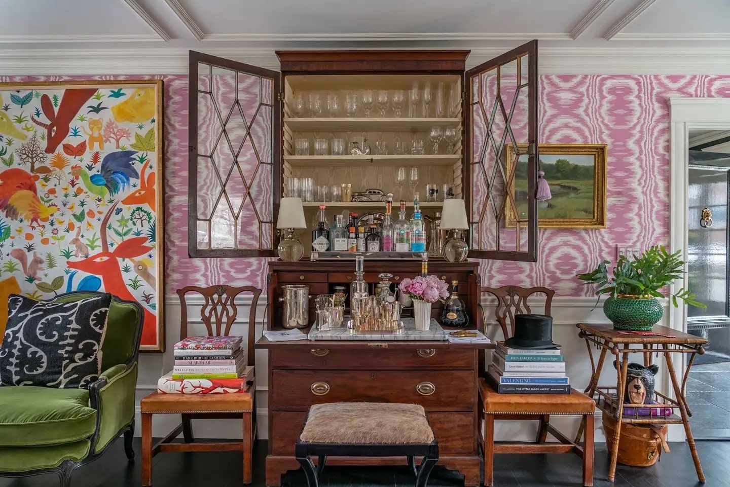 Vue d'un intérieur à Cherry Hill, dans le Massachusetts, meublé d'un secrétaire revisité par Liz Caan
