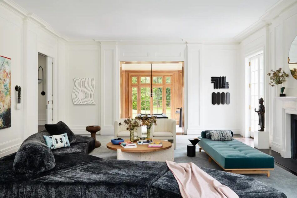 Von Lucy Harris Studio gestaltetes Wohnzimmer eines Hauses in Scarsdale, New York