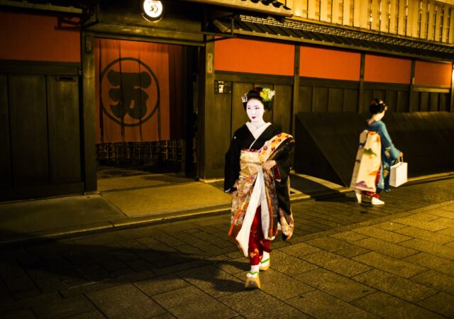 featured image for post: After Centuries, the Kimono’s Influence on Fashion Is Still Strong