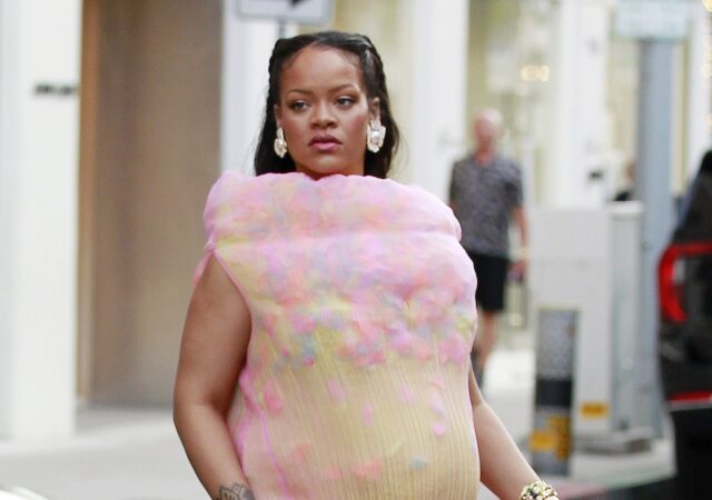 featured image for post: Rihanna Proves Issey Miyake Works as Maternity Wear