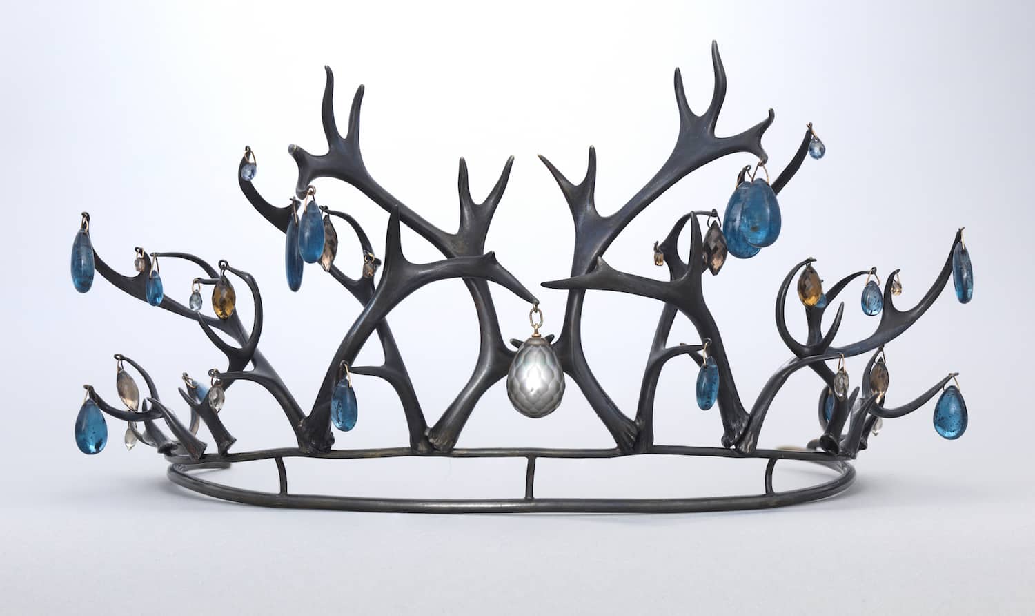 A Jewelry Exhibit Reveals the Thread Line between Antique and Modern Creations