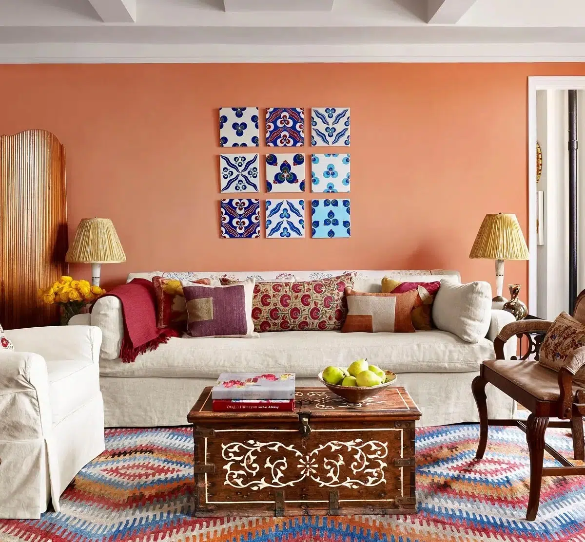 Von Sara Bengur entworfenes Wohnzimmer mit einem bunten türkischen Kelim-Teppich