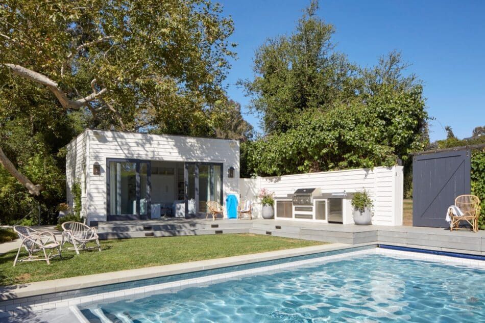 un pool house contemporain dont l'intérieur a été décoré par Cameron Design