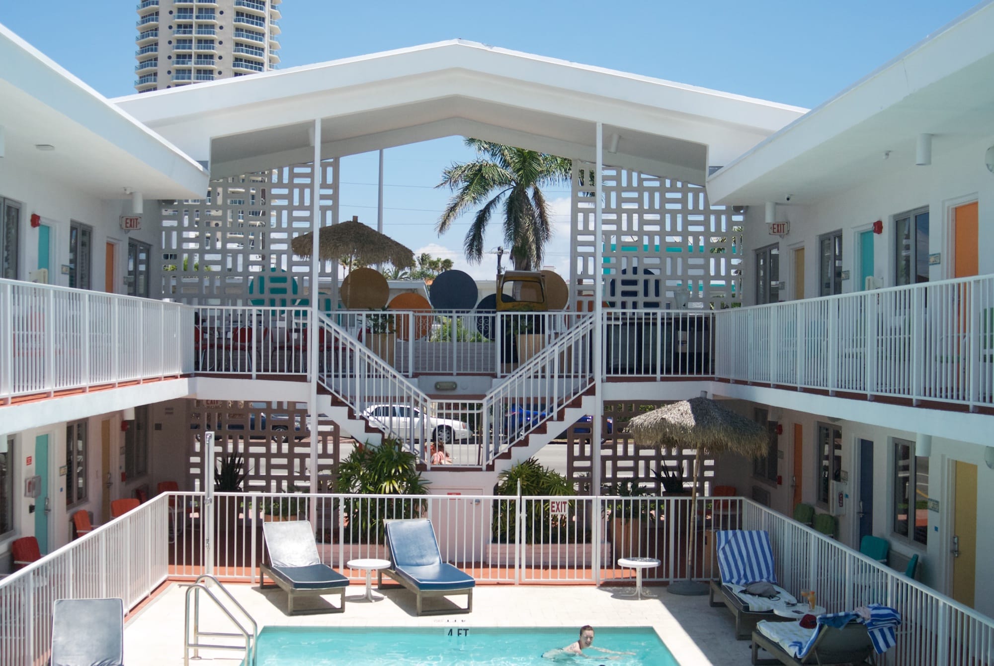 What Is Miami Modern Architecture And Why It Worth Saving Courtyard Of The Waterside Hotel By Robert M Nordin 1957 In North