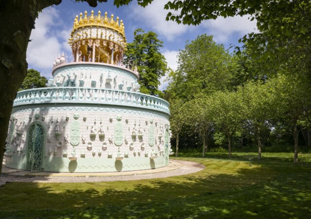 featured image for post: A Giant Wedding Cake Has Us Looking at Portuguese Tiles in a New Light