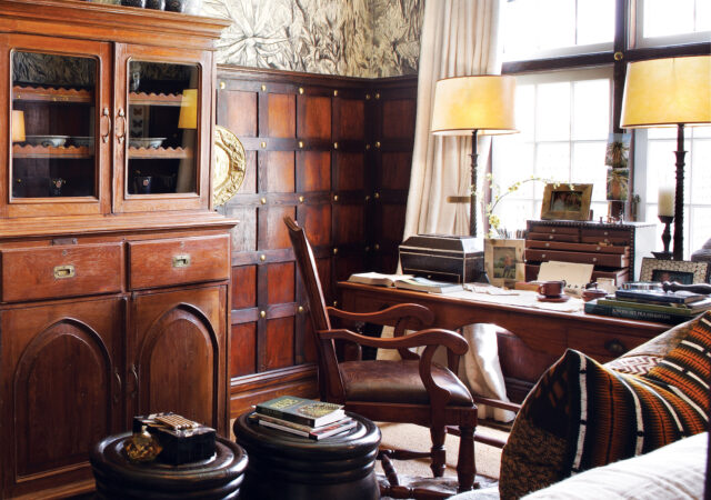 featured image for post: How to Decorate Your Desk Like a 19th-Century Boss