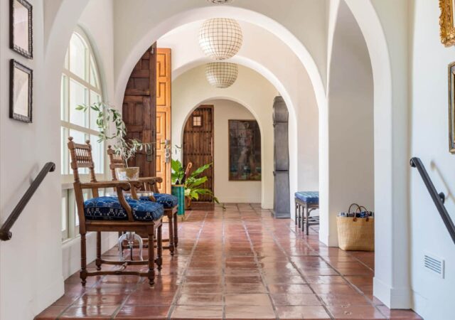 featured image for post: 14 Traditional Foyers with a Twist