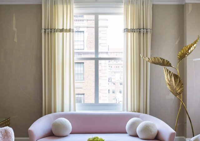 featured image for post: Tour a Park Avenue Apartment with Perfect Pops of Pink