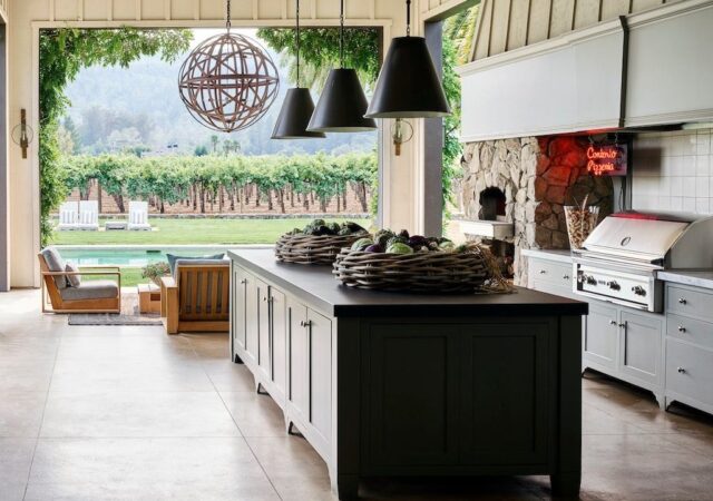 featured image for post: 11 Enviable Outdoor Kitchens and Backyard Bars