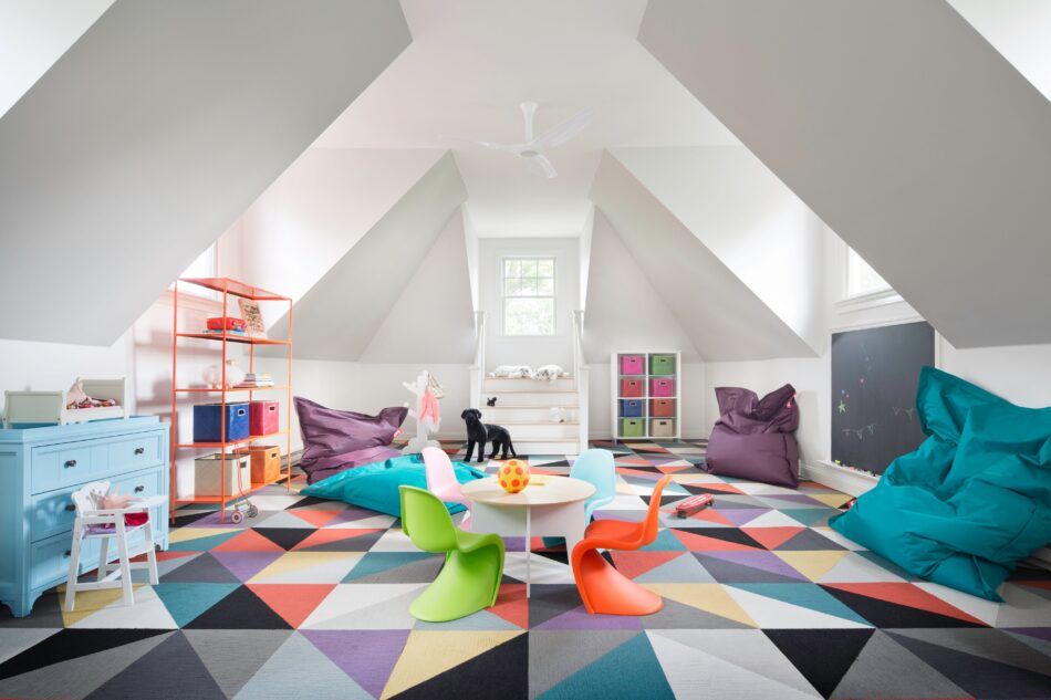ein Kinderspielzimmer mit einem geometrisch gemusterten Teppich