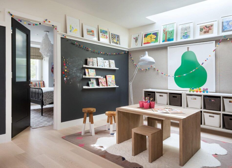 une salle de jeux pour enfants avec un tableau noir