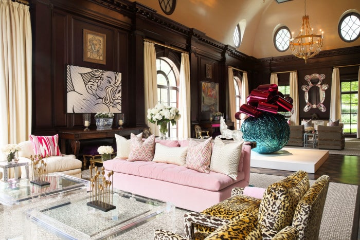 kirsten-kelli-gerald-Ford-living-koons-egg-room