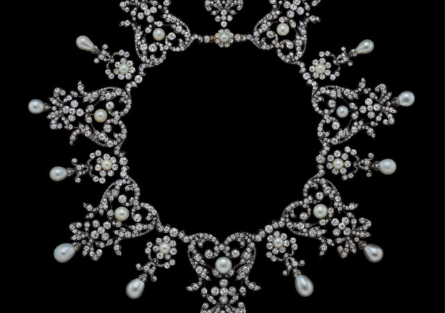 featured image for post: Pearls Provide Drama at an Exhibition in Paris