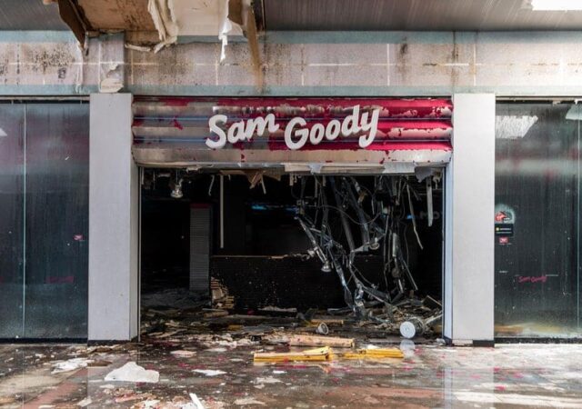 featured image for post: In Pictures: The Death of a Mall in New Jersey
