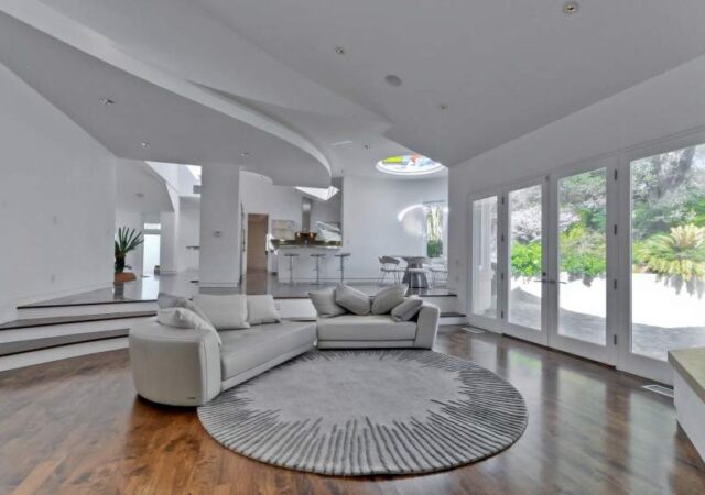 featured image for post: Go Inside the Silicon Valley Mansion of an Apple Co-Founder