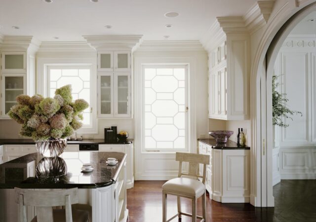 featured image for post: 22 Sun-Drenched Kitchens