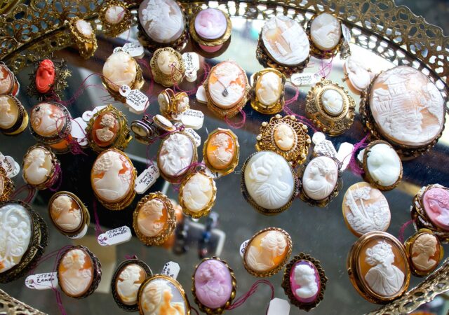 featured image for post: Cameo Jewelry: History, Significance and Worth