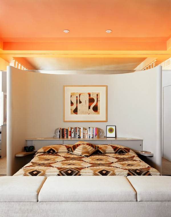 The author’s parents’ bedroom includes another one of Rudolph’s curved walls, this one appearing to embrace the bed and float in front of its mirrored backdrop.