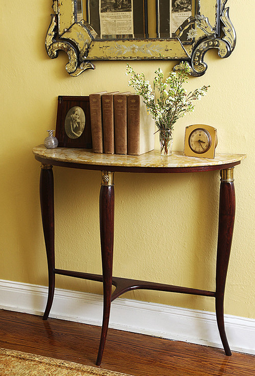 The marble-topped 1940s Italian console in Mendelsohn’s foyer was purchased through 1stdibs; the Venetian mirror was a $75 find at New York’s 17th Street flea market.