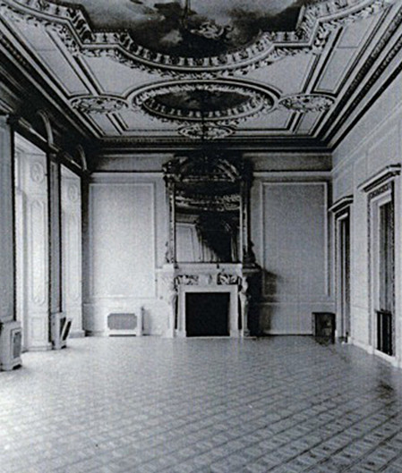 A photograph of the interior of Lionel Rothschild’s 1858 London mansion on Hyde Park Corner shows the Hobbs mantelpiece in situ. It was removed from the house prior to its demolition after World War II.