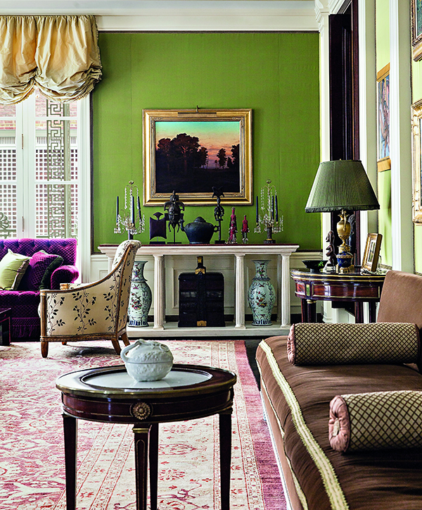 Thanks to multiple seating areas united by a large Oriental rug, the former ballroom of a Beaux-Arts mansion on Manhattan’s Upper East Side — with walls done up in green, a Roberts signature — can seat groups of varying sizes.
