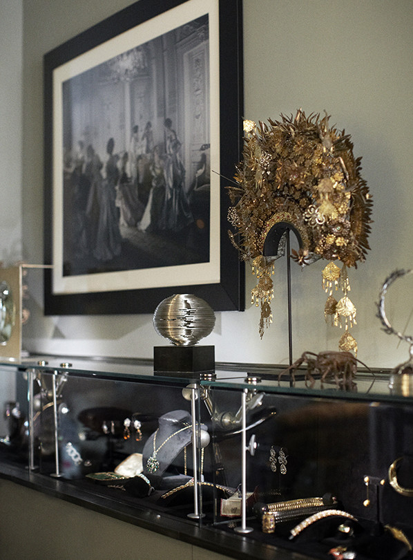 Perched amid decorative ornaments of various provenance, a Balinese headdress holds pride of place atop one of Teakle’s sleekly modern, custom-designed vitrines.