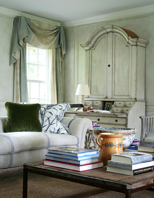 The living room of Anna Wintour's house in Long Island features a vintage Chesterfield sofa reupholstered in grain-sack cloth and a Swedish Gustavian secretary. Photo by Jesse Carrier
